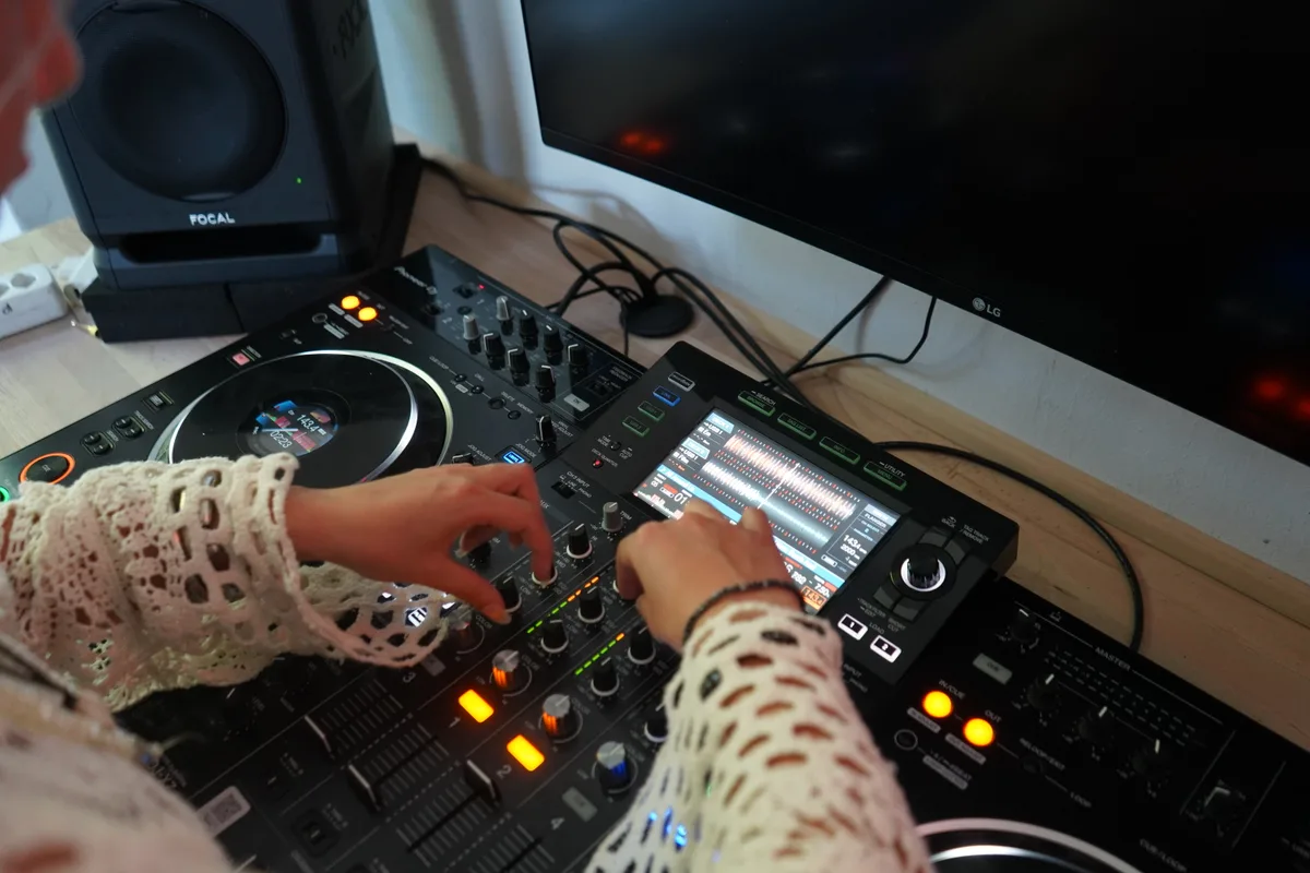 Soundwave-Label. Zu dritt wollen sie die Technoszene aufmischen.